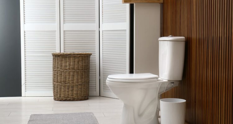 houten panelen in de badkamer