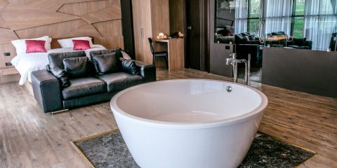 Is er een verschil tussen een jacuzzi, een bubbelbad en een spa