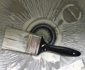 De badkamer transformeren met wastafel verf