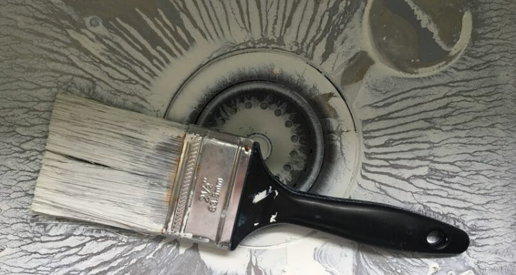 De badkamer transformeren met wastafel verf