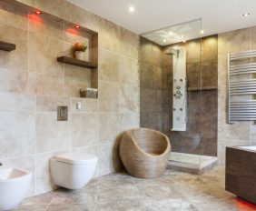 zandkleurige badkamer