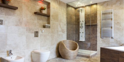 zandkleurige badkamer